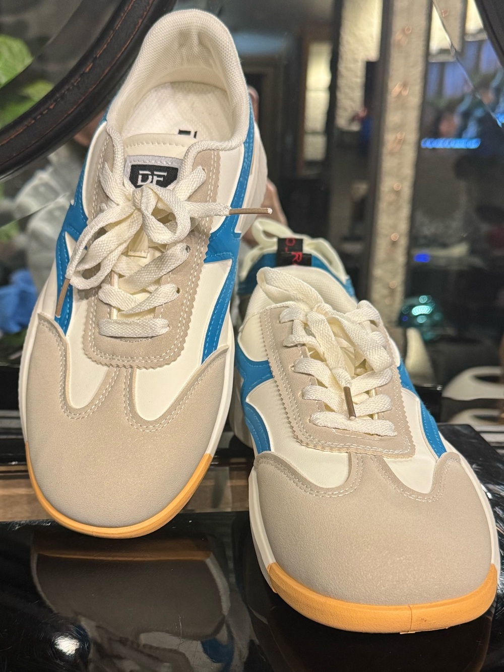 De Florance Low Top Sneakers White Blue Comfort Women’s Size 8.5